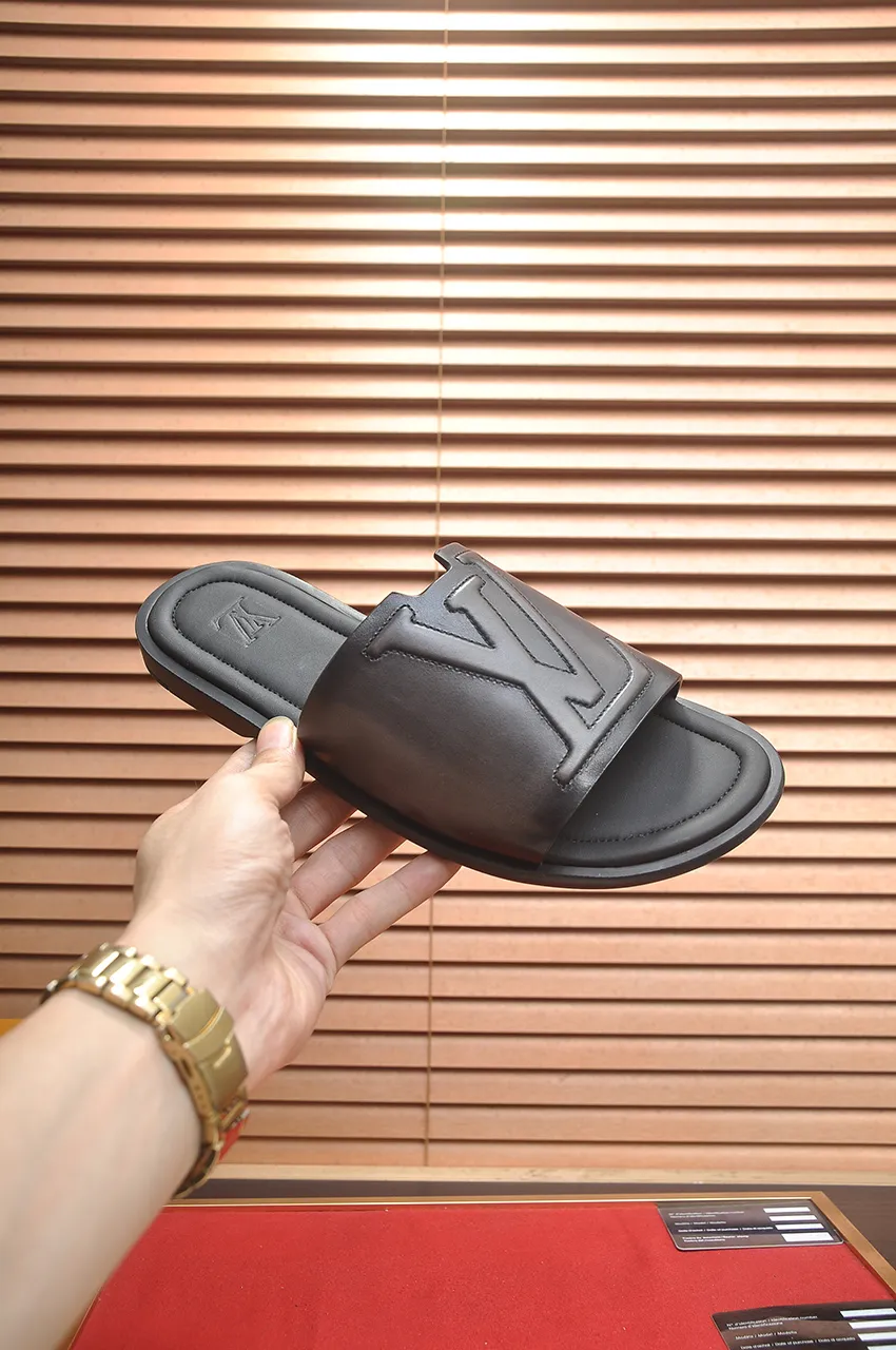 Men's shoes 💰360💶 [Louis Vuitton LV slippers] (high-end cowhide) counter 1:1 fashion style, a must-have for summer! The designer used LV’s iconic outsole. The original simple slippers instantly become fashionable! The upper is made of flexible special cowhide leather straps alternately, and the workmanship is exquisite! A must-have for stylish men in summer, size 38-46 (45 46 customized)